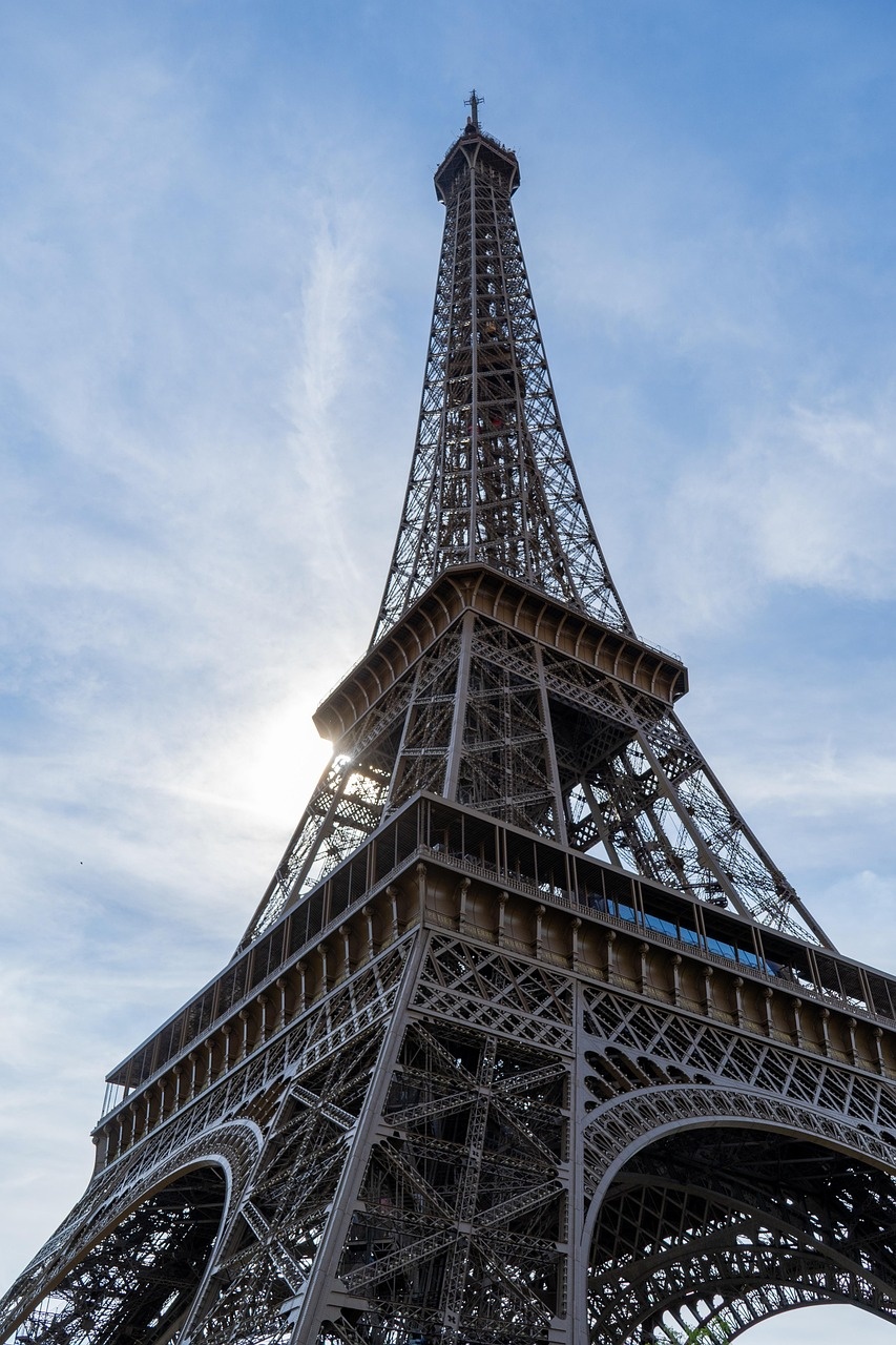 Tour Eiffel vue en contre-plongée
