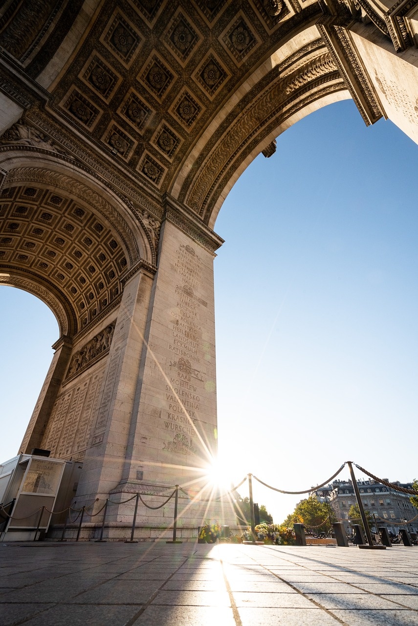Arc de Triomphe à Paris sous un soleil radieux