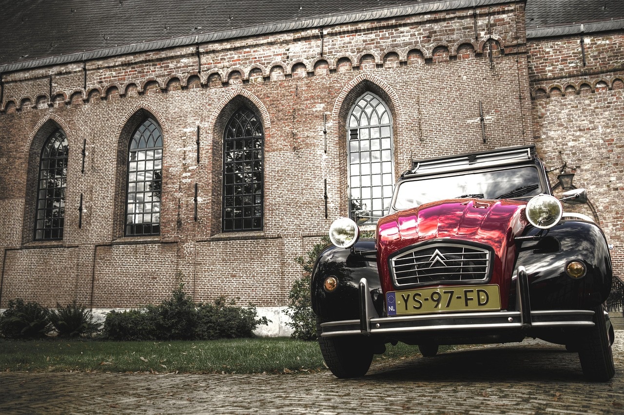Voiture vintage Citroën lors d’un voyage sur la route