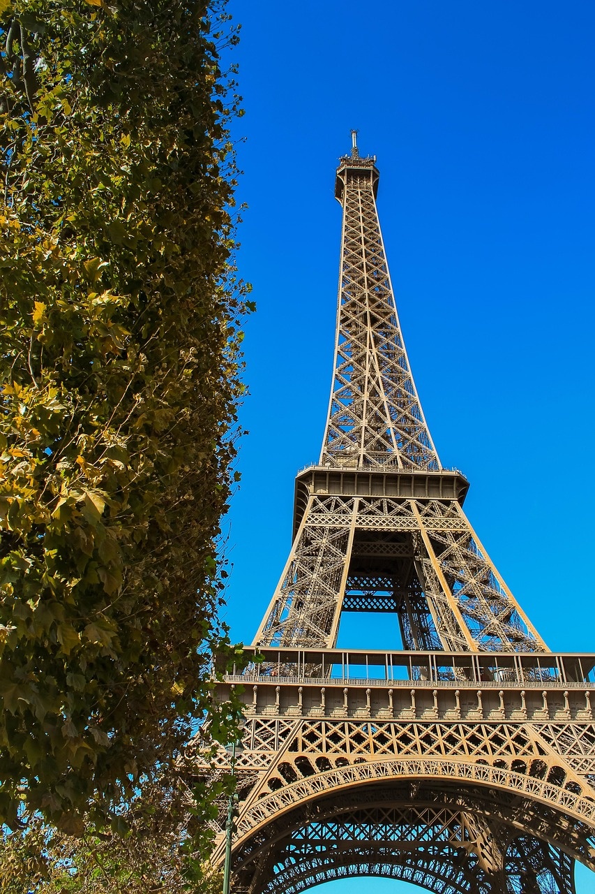 Tour Eiffel et ciel bleu à Paris
