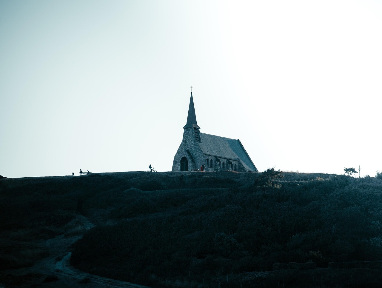 Chapelle sur les falaises de Normandie