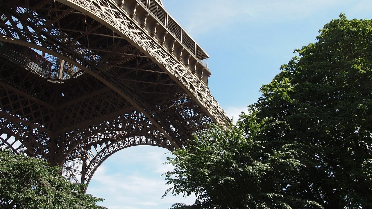 Tour Eiffel vue de dessous à travers les arbres